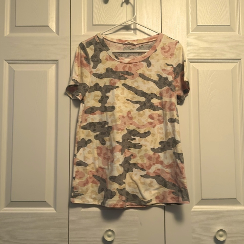 Camo and leopard print boutique tee. Size M.